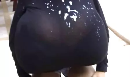 彼女は背の高いブルネットの服を絞って絞る 女性 h ビデオ