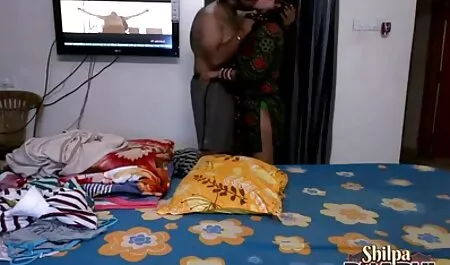 ブルネットはキスする茂みに座っていた アダルト ビデオ 女子