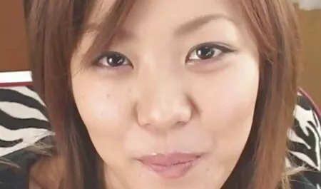 若い男はetbcebcamの前で裸の死体を示しています 女 用 アダルト ビデオ