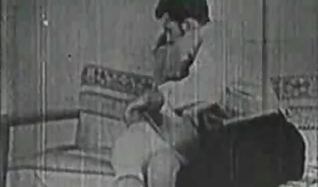 大人の男の深い喉は台所で彼の妻を下げ、彼女の顔を下げます 女性 向け アダルト ビデオ