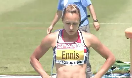 ブルネットと自然なおっぱい不注意に乗り彼女の新しい友人 アダルト ビデオ 女性