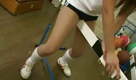 女の子はベッドの下で立ち往生し、彼女の男は彼女の イケメン アダルト ビデオ